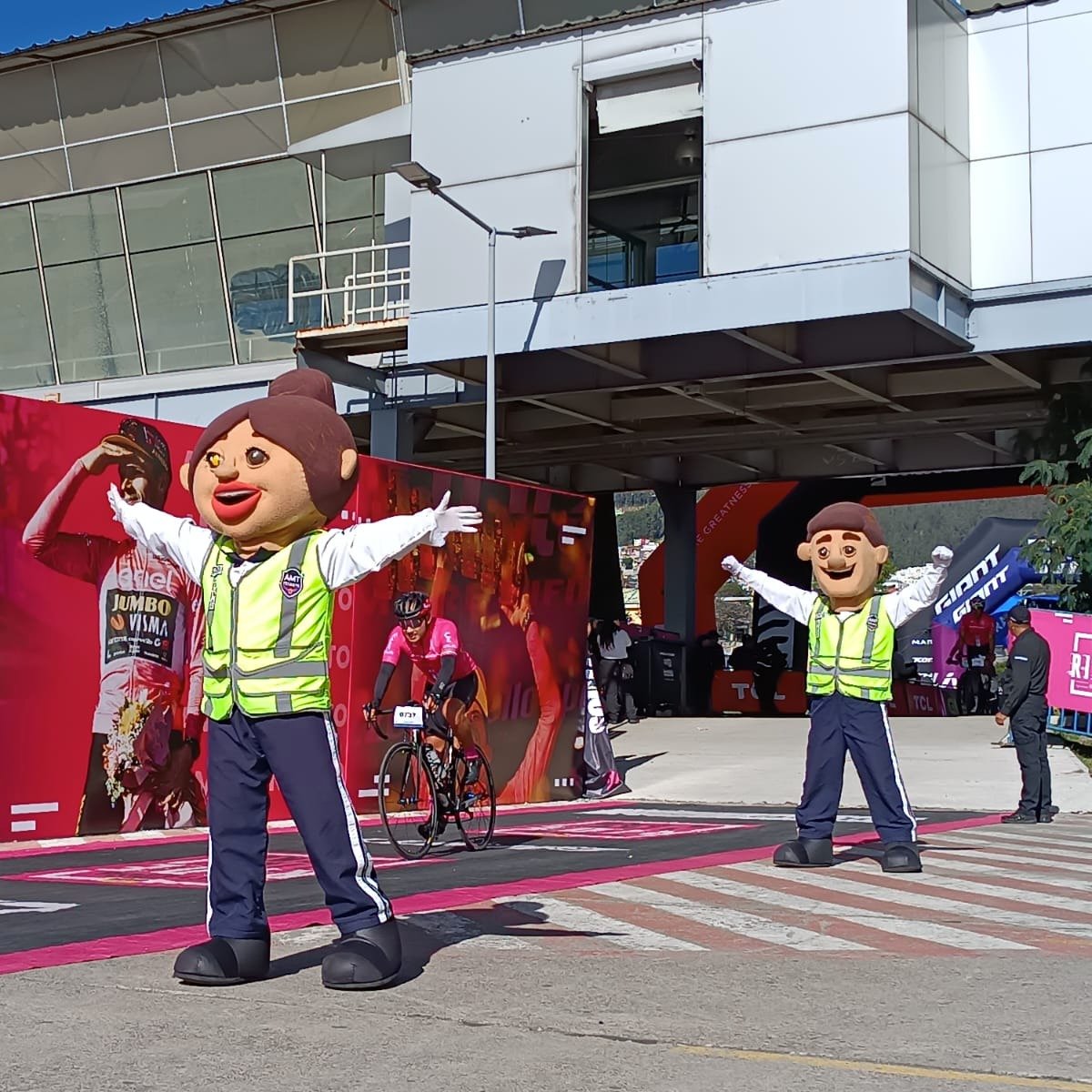 AMT_Quito's tweet photo. 🟣🔴#MuéveteInformado | Finaliza la competencia "𝑮𝒊𝒓𝒐 𝒅'𝑰𝒕𝒂𝒍𝒊𝒂 𝑹𝒊𝒅𝒆 𝒍𝒊𝒌𝒆 𝒂 𝑷𝒓𝒐".🚲

Todos los ciclistas han llegado a la meta en el Parque Bicentenario. 💗

🎉¡𝐹𝑒𝑙𝑖𝑐𝑖𝑑𝑎𝑑𝑒𝑠 𝑝𝑜𝑟 𝑠𝑢 𝑝𝑎𝑟𝑡𝑖𝑐𝑖𝑝𝑎𝑐𝑖𝑜́𝑛!

#QuitoRenace 
#GiroDeItaliaUIO https://t.co/rgVGdgExIY