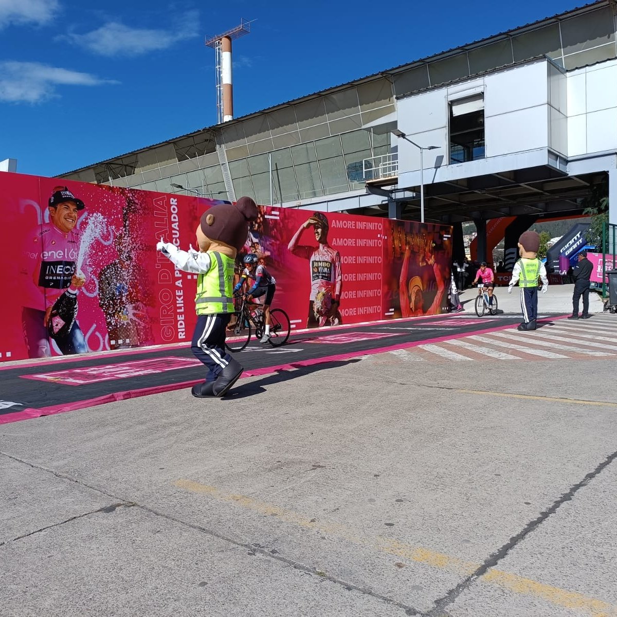AMT_Quito's tweet photo. 🟣🔴#MuéveteInformado | Finaliza la competencia "𝑮𝒊𝒓𝒐 𝒅'𝑰𝒕𝒂𝒍𝒊𝒂 𝑹𝒊𝒅𝒆 𝒍𝒊𝒌𝒆 𝒂 𝑷𝒓𝒐".🚲

Todos los ciclistas han llegado a la meta en el Parque Bicentenario. 💗

🎉¡𝐹𝑒𝑙𝑖𝑐𝑖𝑑𝑎𝑑𝑒𝑠 𝑝𝑜𝑟 𝑠𝑢 𝑝𝑎𝑟𝑡𝑖𝑐𝑖𝑝𝑎𝑐𝑖𝑜́𝑛!

#QuitoRenace 
#GiroDeItaliaUIO https://t.co/rgVGdgExIY