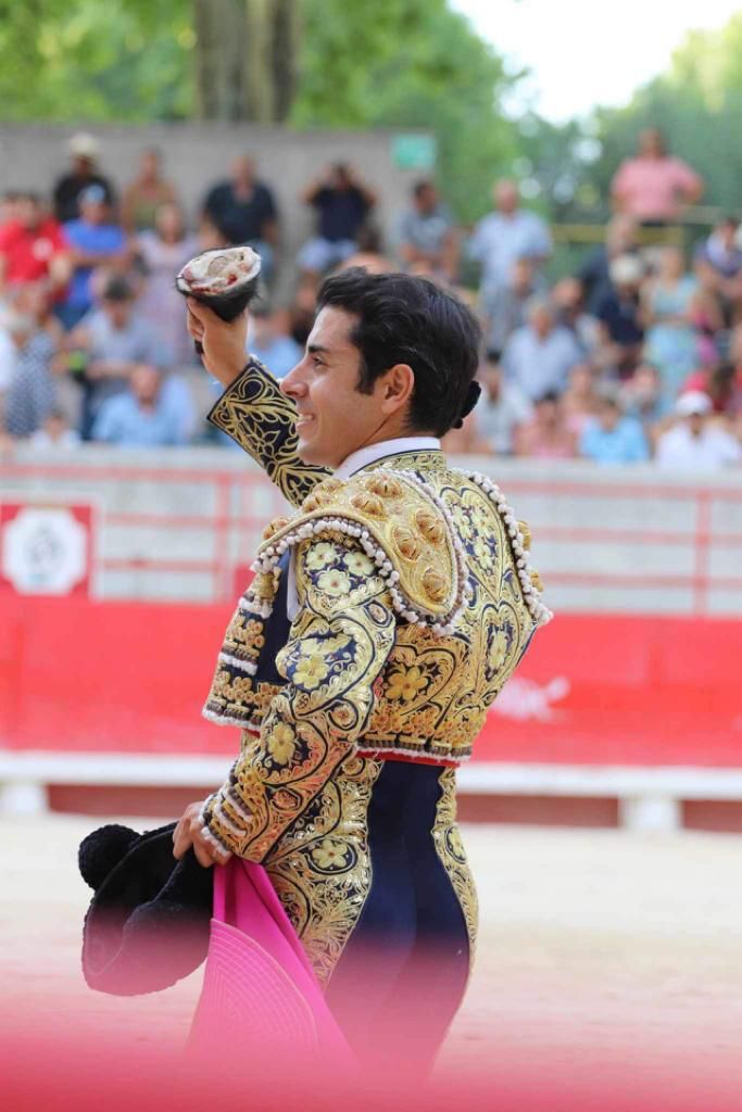 javijise96's tweet photo. Oreja de peso de @joserojo97 en la novillada de Dolores Aguirre en Beaucaire!!! https://t.co/yqH7GKIcVf