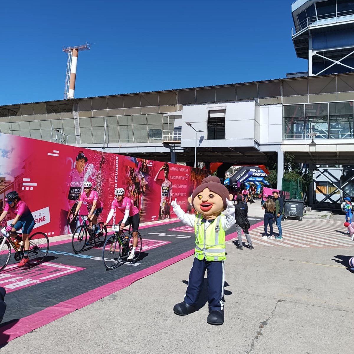 AMT_Quito's tweet photo. 🟣🔴#MuéveteInformado | Finaliza la competencia "𝑮𝒊𝒓𝒐 𝒅'𝑰𝒕𝒂𝒍𝒊𝒂 𝑹𝒊𝒅𝒆 𝒍𝒊𝒌𝒆 𝒂 𝑷𝒓𝒐".🚲

Todos los ciclistas han llegado a la meta en el Parque Bicentenario. 💗

🎉¡𝐹𝑒𝑙𝑖𝑐𝑖𝑑𝑎𝑑𝑒𝑠 𝑝𝑜𝑟 𝑠𝑢 𝑝𝑎𝑟𝑡𝑖𝑐𝑖𝑝𝑎𝑐𝑖𝑜́𝑛!

#QuitoRenace 
#GiroDeItaliaUIO https://t.co/rgVGdgExIY