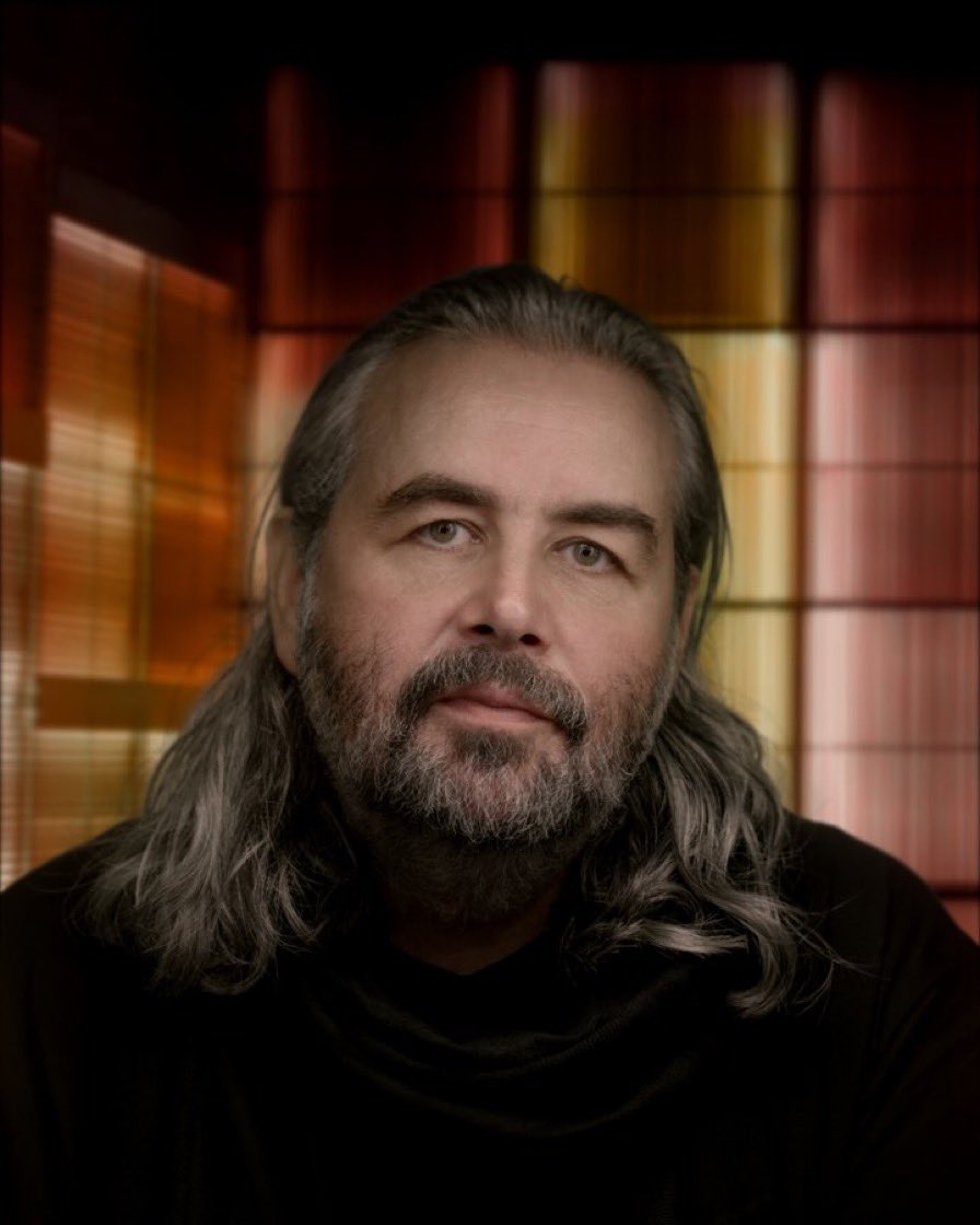 Zin in #HoytevanHoytema Cameramensen zijn belangrijk voor films en mijn vak tv maken. Je hoort ze niet vaak over hun werk vertellen.Vaak bescheiden mensen,aardige mensen die liever achter dan voor de lens staan. Wil graag leren hoe hij licht, kader en sfeer  maakt #Zomergasten