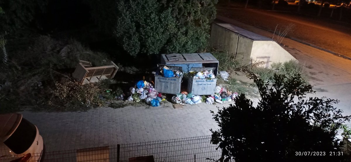 BiberGuler's tweet photo. Kuşadası Karaova mahallesi evim sitesi Uygar sitesinin 24evler sitesinin çevresi çöpler toplanmiyor rezil durumda https://t.co/VzIJ7ixD6I