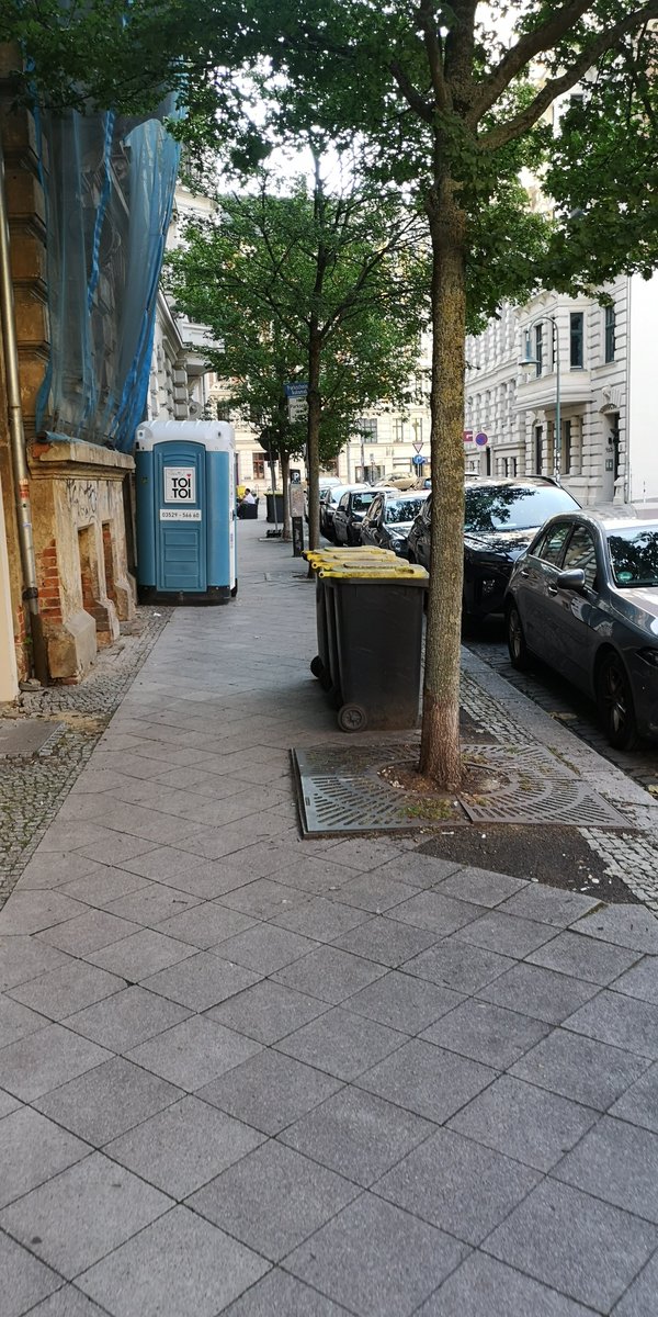 EinRobert1's tweet photo. #Böhlschestraße #Magdeburg

#Radfahrer hinter mir auf dem #Gehweg. Er versucht links über die #Baumscheibe zu überholen. Ich spreche ihn an, dass er die #Fahrbahn nutzen muss, wenn #keinRadweg vorhanden ist.

Was meint ihr war seine Erwiderung?

Üneigens der Gehweg dort: https://t.co/SG1AJubKQL