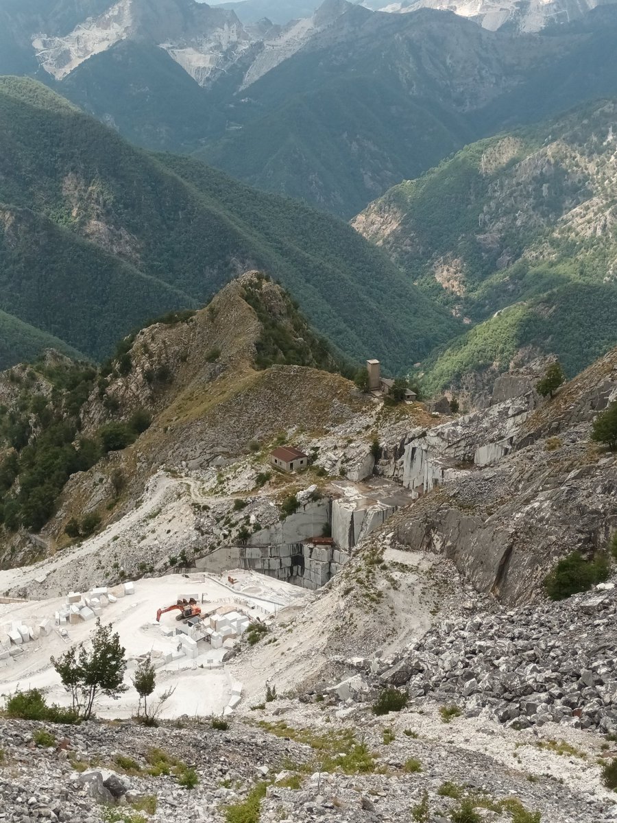 Vandaag een bezoek aan Parco Alpi Apuane, gelegen in de Apennijnen met veel hoge en ruige bergen. Maar ook marmergroeves en schitterend gelegen dorpjes. Veel onbekende plantensoorten gezien en 7 gemzen. We gaan deze week zeker nog een keer terug!!