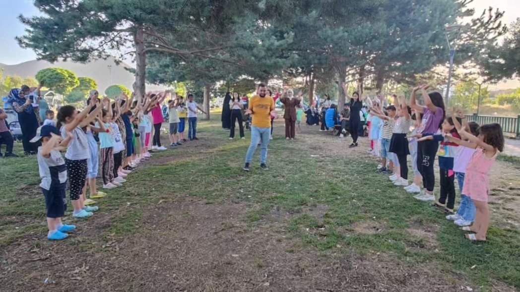 Çocuk şenlikleri için provalarımıza başladık. En kısa zamanda Çocuk Şenliklerimize başlıyoruz 😉

Feribot parkında hem prova hemde mini bir çocuk şenliği yaptık. Hem çocuklar eğlendi hem biz 🤗

<a href="/EminGeylani/">Mehmet Emin GEYLANİ</a>
#Tatvan #Bitlis