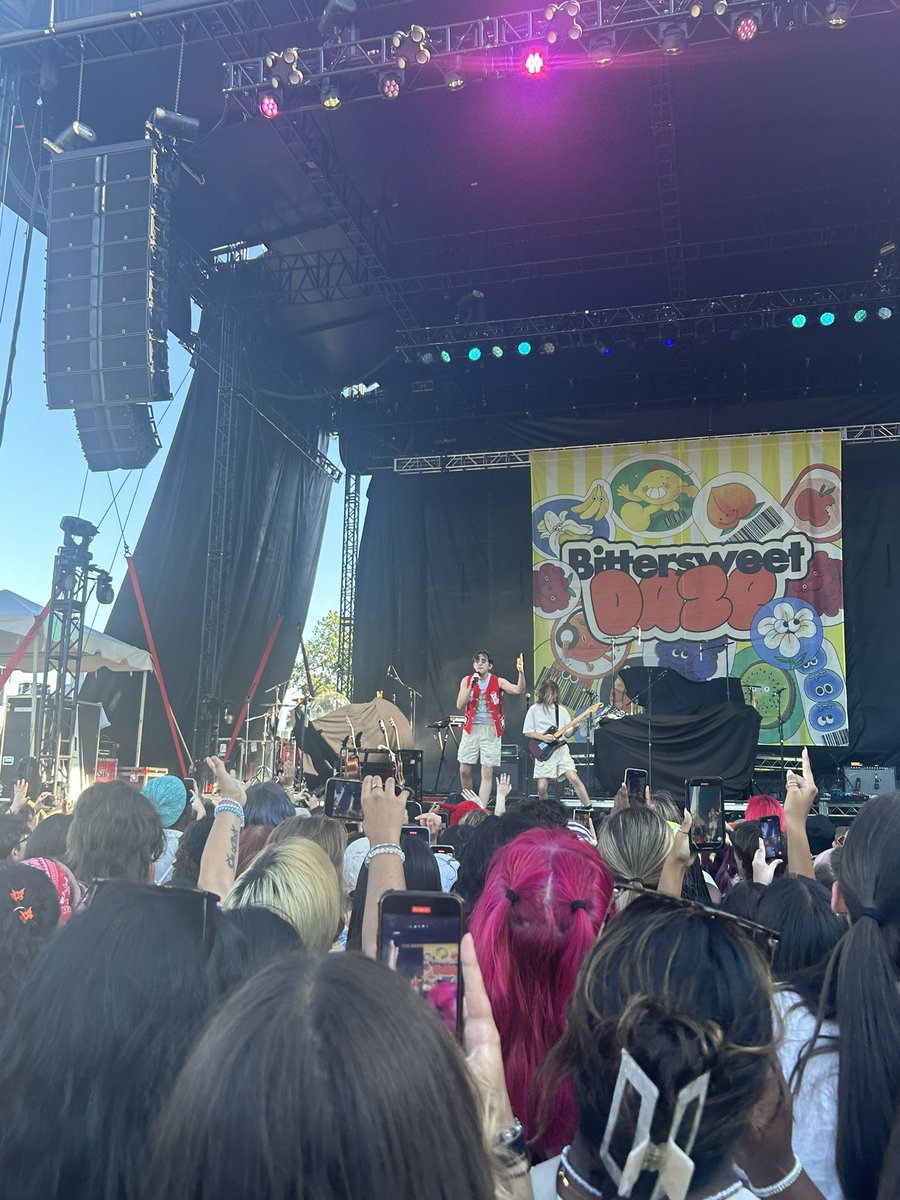 lonelygalaxies's tweet photo. when @rohmontgomery sang “black fins wish i never went to illinois” while in chicago i felt that like https://t.co/q7bRxeRI08
