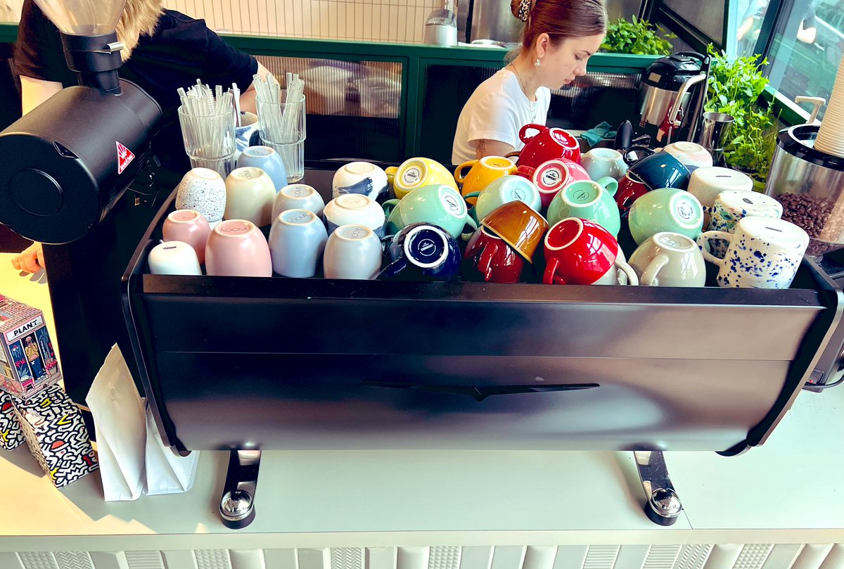 albertoz1st's tweet photo. Miejscówka w stylu premium. Słodkie i kawa jak wszyscy lubią. Na plus porządna porcelana (Aoomi i Loveramics), szklane słomki i pomysł na połączenie kawiarni z małym gastro i piekarnią. Warto.👌🏻
—
STRAG. na rogu ul. Polnej i Szamarzewskiego w #Poznań
#wpogonizakawą #chasingCoffee https://t.co/lWnd7U30Zu