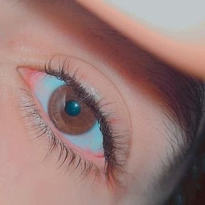 أنا شخص بسيط اؤمن أن العلاقات خُلقت للراحة، للودِّ والتفاهم واللِّين في التعامل بيننا، لم تُخلق للدفاع عن أنفسنا لتجميلها، وللفوز في معارك المناقشات، كلمة لطيفة كفيلة بإنهاء أي خلاف لمجرد أنني أقدِّرك."