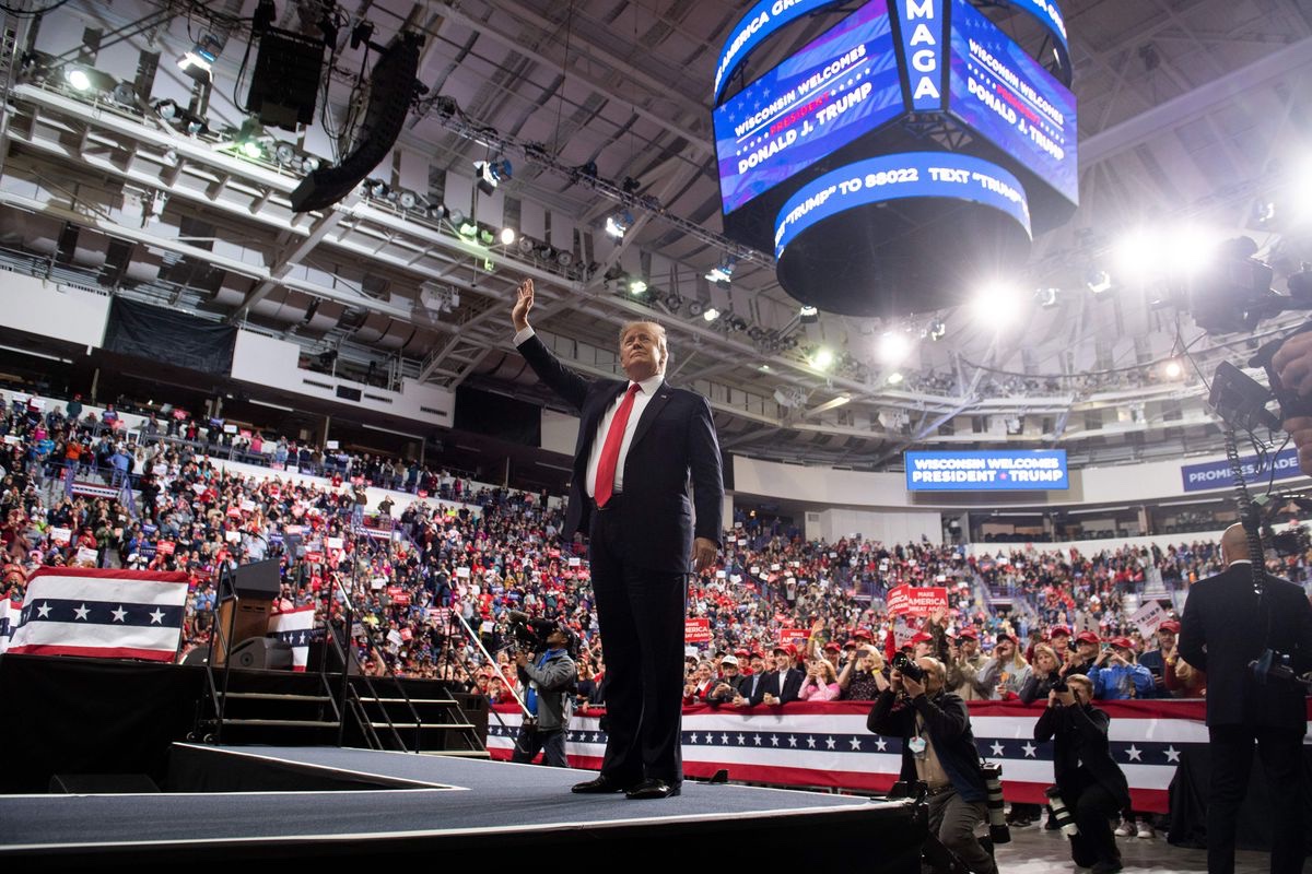 CoffeyTimeNews's tweet photo. On the left Trump rally in Erie PA in 2018

On the right Trump rally in Erie PA last night 

Draw your own conclusions https://t.co/IQPlB9TYXW