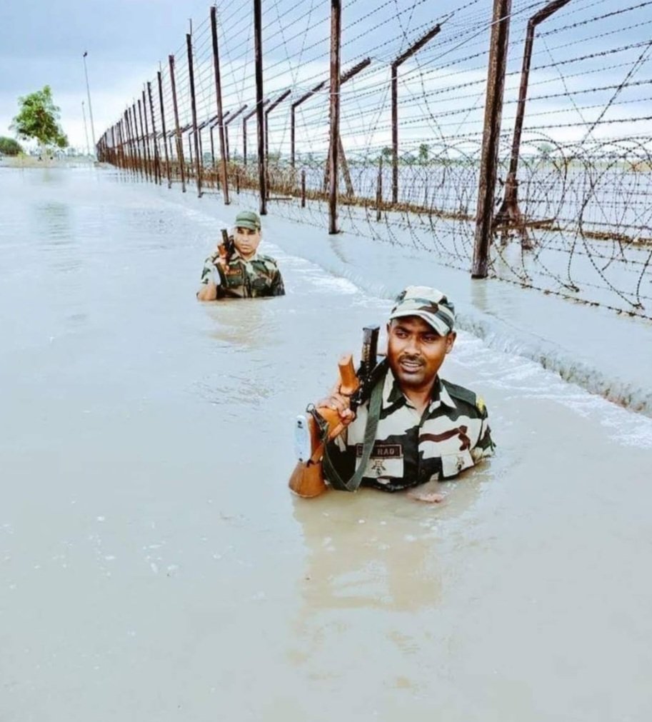 dadusahib's tweet photo. Salute To The Spirit of The Indian Soldiers Guarding The Border of The Country Regardless of the Floods.....ਹੜਾਂ ਦੀ ਪਰਵਾਹ ਨਾ ਕਰਦੇ ਹੋਏ ਦੇਸ਼ ਦੀ ਸਰਹੱਦ ਤੇ ਰਾਖੀ ਕਰਦੇ ਭਾਰਤੀ ਫ਼ੌਜੀ ਜਵਾਨਾਂ ਦੇ ਜਜ਼ਬੇ ਨੂੰ ਸਲਾਮ https://t.co/2j5JKJxyRO