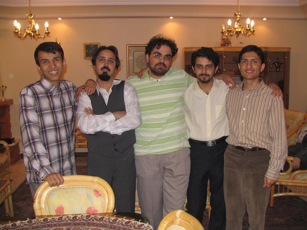 cryptosamz's tweet photo. اپلیکیشن #طاقچه و کلاه گشادی که سرمون گذاشتن.
توی چند روز گذشته حواشی زیادی برای طاقچه و چندتا دیگه کسب و کار آنلاین مثل #دیجیکالا بوجود اومد که جوری به ما القا شد که این شرکت‌ها از طرف ج‌.ا تحت فشار هستن و مثلا بخاطر انتشار عکس پرسنل طاقچه با حجاب اختیاری از طرف ناشران حکومتی بایکوت شدن پس برای دهن‌کجی بهشون ما ملت همیشه حاضر در صحنه شروع کردیم به حمایت ازشون،
موضوع برام جالب بود چون منم میخواستم حمایت کنم و یه سرچ کوچیک کردم در موردشون و خیلی سریع به اطلاعاتی رسیدم که بهم ثابت کرد این حواشی و انتشار عکس همش بازی و صحنه‌سازی برای ساخت تصویر غیر واقعی از ماهیت این شرکت‌ها و اپ‌ها هست،
اپ #طاقچه متعلق به یک هلدینگ بزرگ به اسم #هلدینگ_حصین هست که صاحب کلی کسب‌وکار دیگه از جمله #مایکت و #مگنت و #هشتخوان و ... هست.
همینطور تولیدکننده کارت‌های هوشمند هستن که مشتری اصلیشون همراه اوله و یه مدت هم ��ولیدکننده کارت‌های سوخت بودن که همکاری با این اون سازمان‌ها چیزی نیست که بدون ارتباطات و رانت توی ایران شرکتی بتونه انجام بده.
یه کم سرچ بیشتر رسیدم به #وب‌آموز که یه بررسی کامل انجام داده بوده در مورد هلدینگ حصین و موسسش آقای #حجت‌شیخ‌عطار.
حالا حجت شیخ عطار کیه؟
پسر علیرضا شیخ عطار سفیر ایران در آلمان و هند و قائم مقام وزیر امور خارجه و مشاور شورای عالی امنیت ملی،
یعنی یه حکومتی و جیره‌خوار جمهوری اسلامی،
آقا حجت بجز حصین جزو موسسین #فناپ هم بوده که اونم یه هلدینگ مافیایی دیگه در حوزه فناوری اطلاعات و ارتباطات هست که فقط یکی از شرکت‌های زیرشاخه‌ش #ابرآر��ان هست که اسمش برای ما آشناست،
شرکتی که زیرساخت فنی #فیلترینگ رو برای آخوندا فراهم میکنه،
کنار همه‌ی این موارد آقا حجت مالک گروه سرمایه‌گذاری عطار هم هست که به گفته خودشون بزرگترین شرکت سرمایه‌گذاری ��وزه فناوری در ایران هستن.
حجم اطلاعات و اسامی شرکت‌های وابسته به ایشون (متولد دهه شصت) به قدری زیاده که نمیشه حتی فقط لیستشون کرد.
حالا سوال اینه که چطور میشه شما تا این حد آقازاده و رانتی باشی و کسب و کار تحت مالکیت شما که وجودش به وجود شما و وجود شما به وجود جمهوری اسلامی وابسته هست فعالیتی بر خلاف میل حکومت انجام بده یا به دلیلی ضربه‌ای بهش از سمت ج.ا وارد بشه.
مطمئن باشید اکثر این اپ‌ها تحت نظارت کامل ج.ا هستن و این حواشی چیزی جز کمپین برندسازی و کسب اعتبار مردمی برای اپی مثل #طاقچه نبوده،
پیشنهاد میکنم بعد از اینکه خودتون رو تحقیق کردید حتما بخاطر بازی کثیفی که انجام دادن نه تنها حمایتی ازشون نکنید بلکه در مورد ماهیت و پشت پرده‌شون به همه اطلاع رسانی کنید.
*این توییت به مرور زمان تکمیل میشه.
*ممنون از جرجندی.
#مهسا_امینی