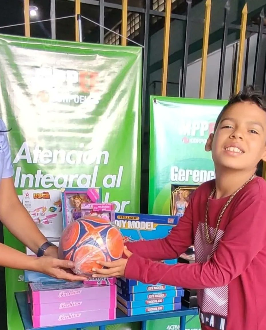 CORPOELECBAR_'s tweet image. En el estado Barinas 445 pequeños de las familias del sector eléctrico recibieron un obsequio por el  Día del Niño, gracias a la atención garantizada que brinda #Asoelec a la fuerza trabajadora de las instituciones adscritas al @mppeevzla