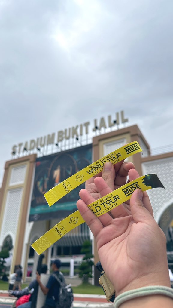 ashleeyanaa's tweet photo. Vibing @museband Will Of The People World Tour 23 Concert. Worth every single strength and will of my body to be here last night. Thanks for coming to Malaysia and the only stop in Asia!! Thanks to my plus one @SiEmirLatfi π₯
#MuseInKL #MuseLiveInKL #WillOfThePeople #Muse #MuseLive https://t.co/zyrFkGzJTq