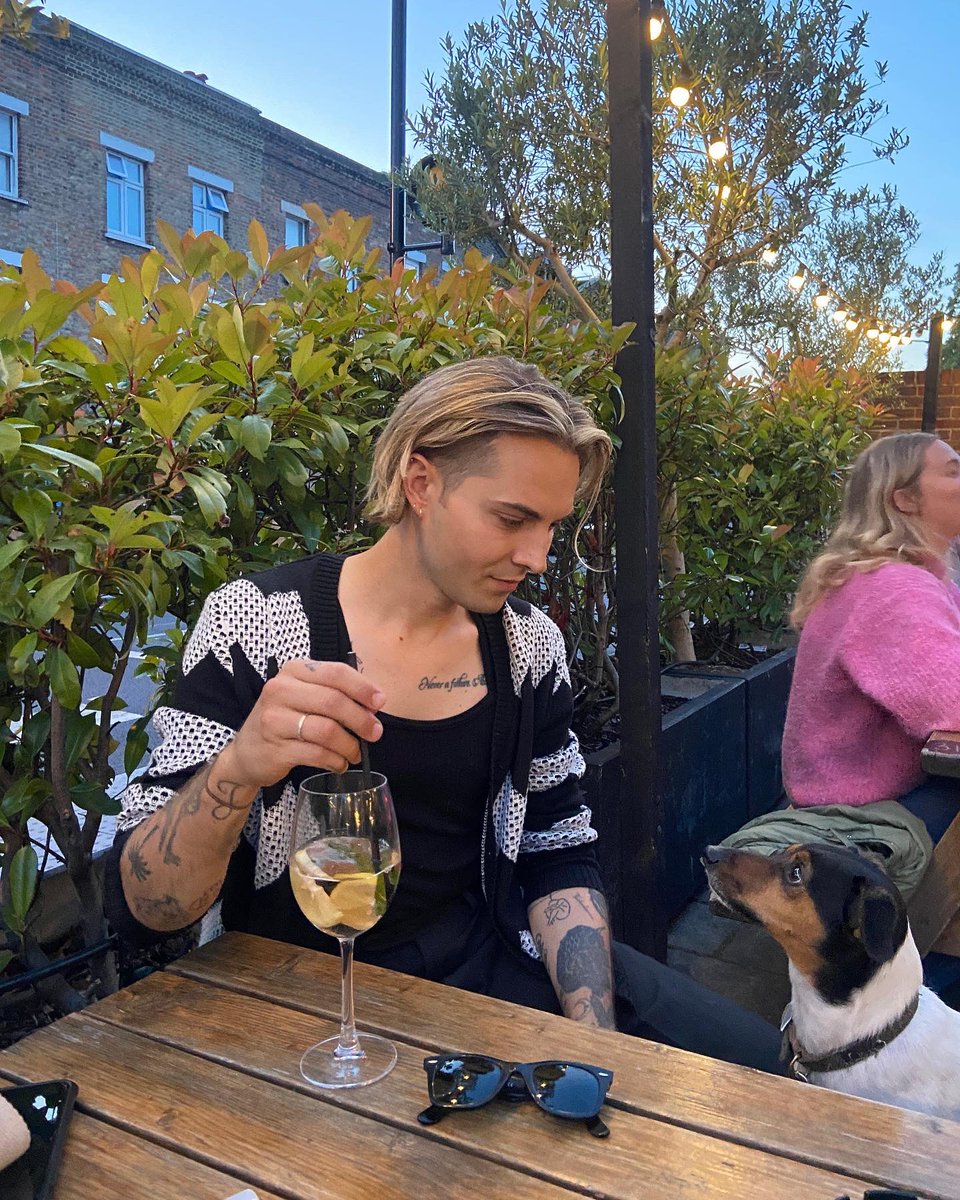Talexander88's tweet photo. 🍷🐶 https://t.co/KAxpszUtyr