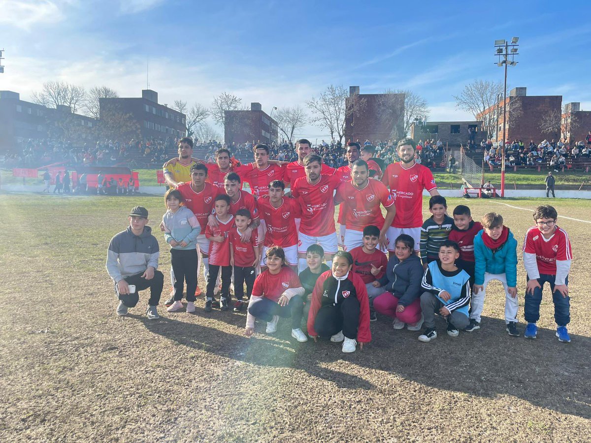 fmflorida89_3's tweet photo. ⚽️Ya están jugando por la segunda fecha del apertura @espana_club 🆚 @RiverFlorida
🗣️#Relata: @SSarla
🎙️#Comenta: Eduardo Fernández
🔴 En vivo | 📻 FM89.3
🌎 https://t.co/w8bkn5MGO0 https://t.co/TqhQ2zwRdW