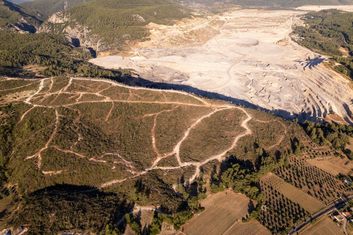 Kesilen ağaçları taşımak için açılan yollardan sonra bir akciğere benzeyen Akdelen Ormanı... 

#AkbeleneSahipÇık