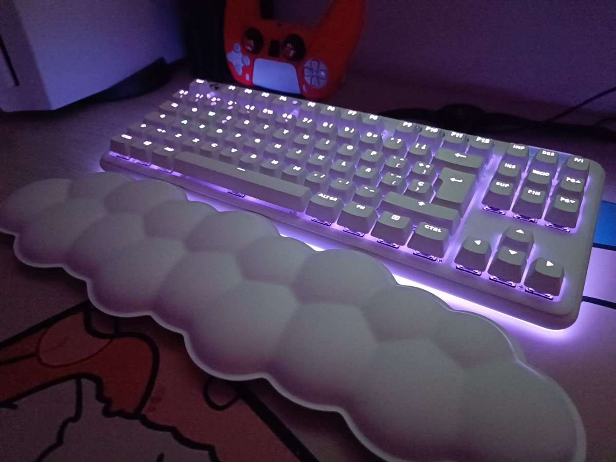 ladypaw_'s tweet image. @ZaJojoweno me ha hecho un regalazooo 😭

Tecladito G715 de la #AuroraCollection de @LogitechG_ES 🥺🩷🥺🩷

Lo quería desde que salió y como el mío ha dejado de funcionar, mi chico ha aprovechado para hacerme este detalle tan precioso 🥹🥰