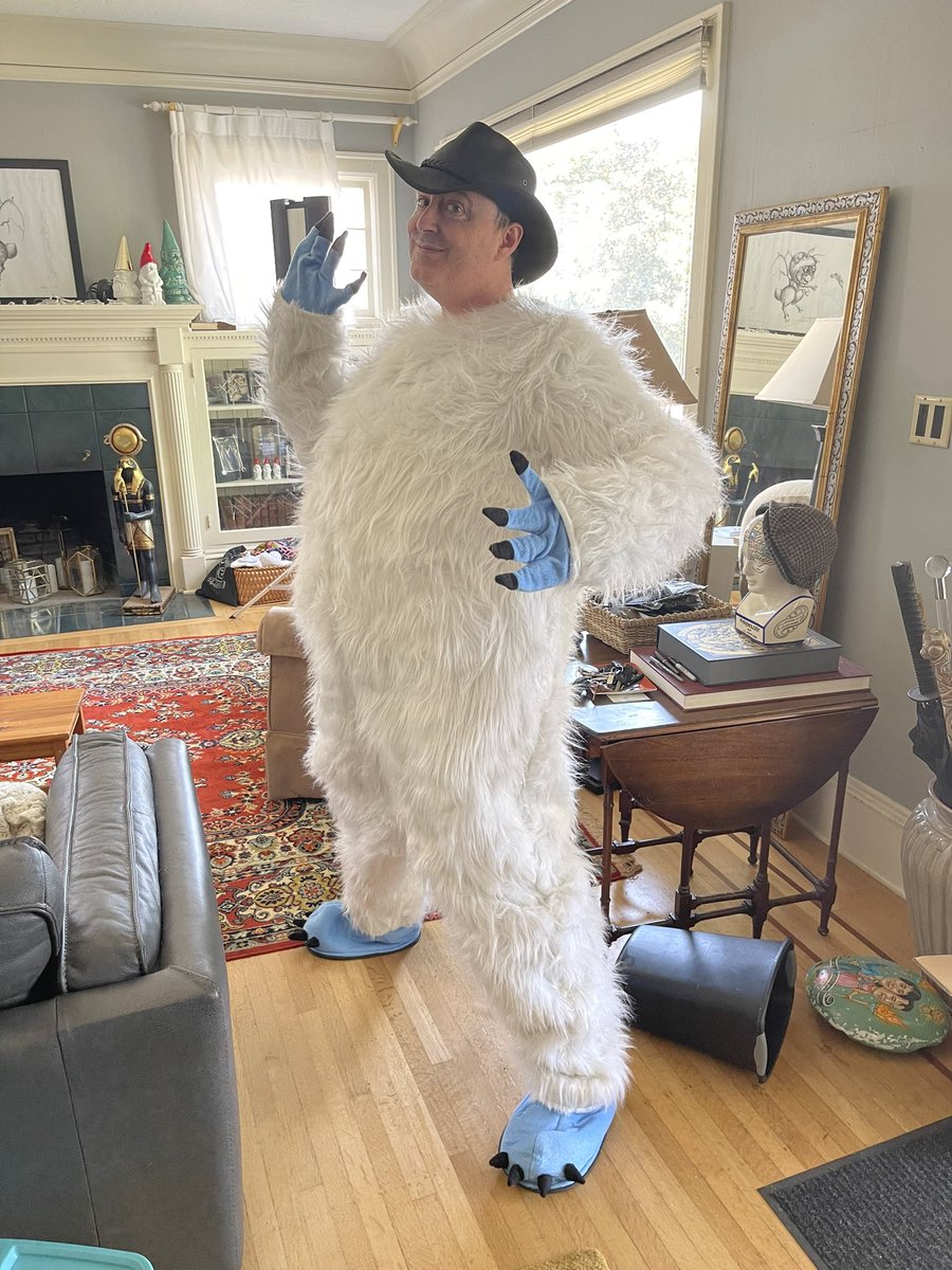 HellcowKeith's tweet photo. What’s the story here? Wrong answers only. https://t.co/tQNc9eDtL9