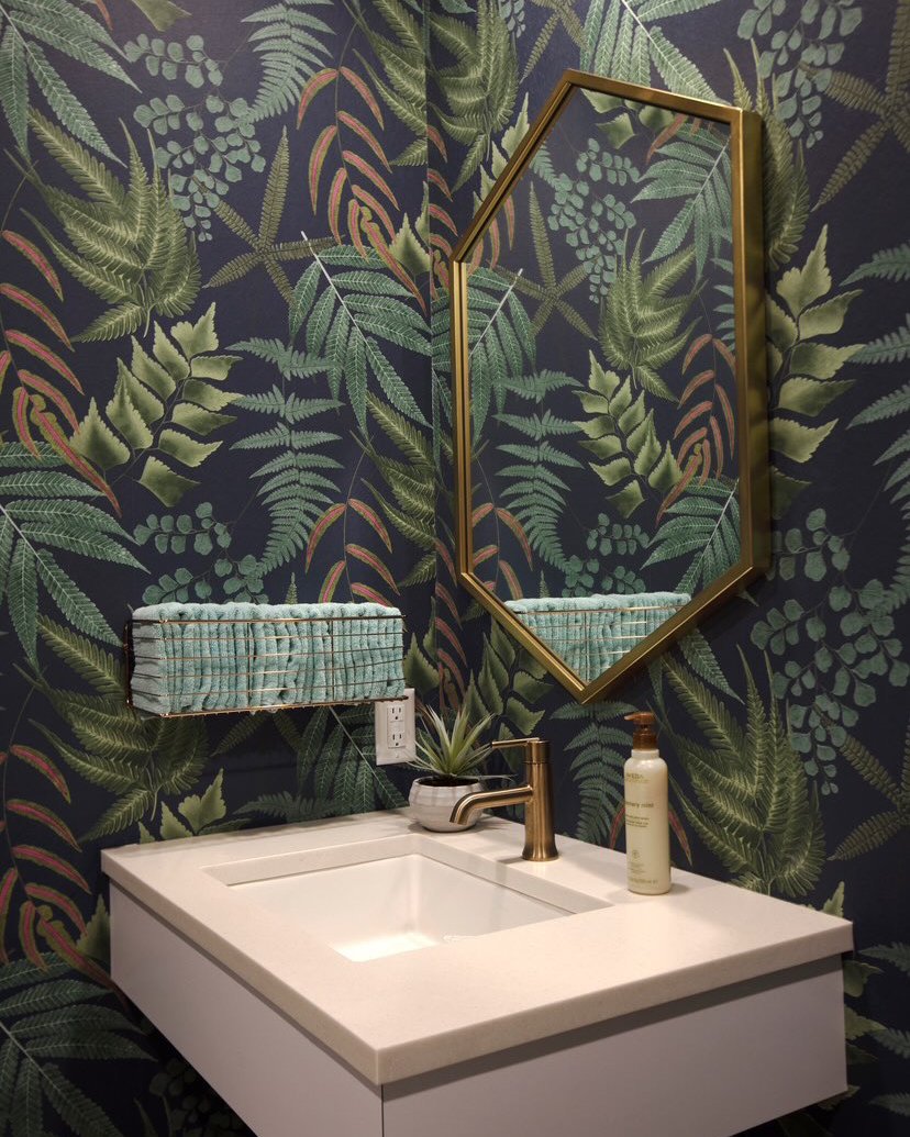 GrahamandBrown's tweet image. Create a green wall in your home with Graham &amp;amp; Brown's Midsummer Fern Navy Wallpaper. Green with layers of leaves and foliage, invite nature indoors.🌱

📷 @moordesign

#greenwall #biophilic #biophilicinterior