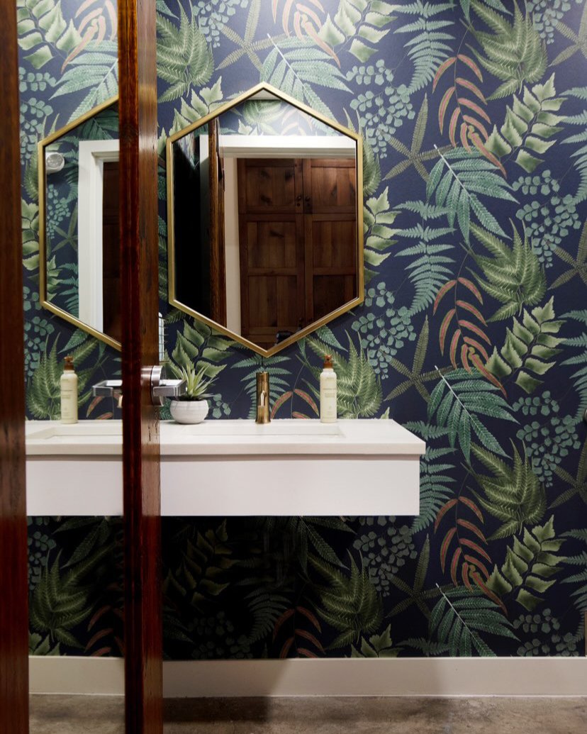 GrahamandBrown's tweet image. Create a green wall in your home with Graham &amp;amp; Brown's Midsummer Fern Navy Wallpaper. Green with layers of leaves and foliage, invite nature indoors.🌱

📷 @moordesign

#greenwall #biophilic #biophilicinterior