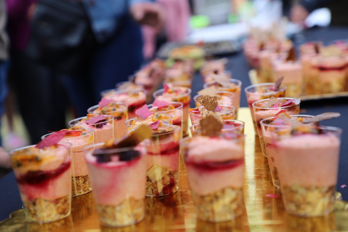 AlexFMartos's tweet photo. 🌄 GASTRONOMÍA NOVO-CAJAMARQUINA: "Mousse de Cansaboca"
Postre preparado con una base de masa hojaldrada, mousse de cansaboca (frutos de San Ignacio) con relleno de mora. Acompañados con papel de poro poro y mora, recubiertos de jalea de los mismos frutos nativos. ¡UNA DELICIA! https://t.co/imYxBz1BBc