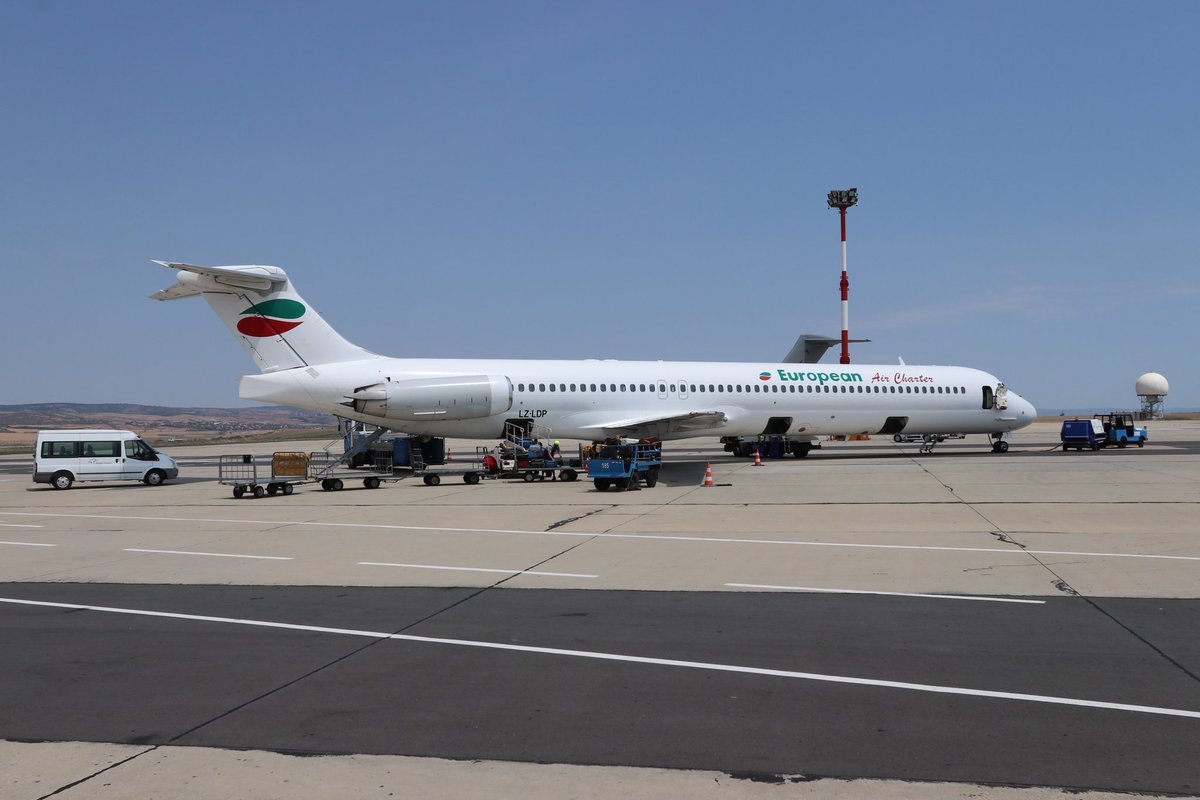 josviaque's tweet photo. Dochodzą słuchy, że #EuropeanAirCharter 🇧🇬, wraz z końcem tegorocznego sezonu letniego, wycofa wszystkie swoje #MD82. Tym samym skończy się europejska epopeja tego modelu #samolot.u. 😕 #McDonnellDouglas #MD80 #LBBG #BOJ #Burgas #Bułgaria #avgeek #planespotting @MD80com https://t.co/TNX9nb5Y3G