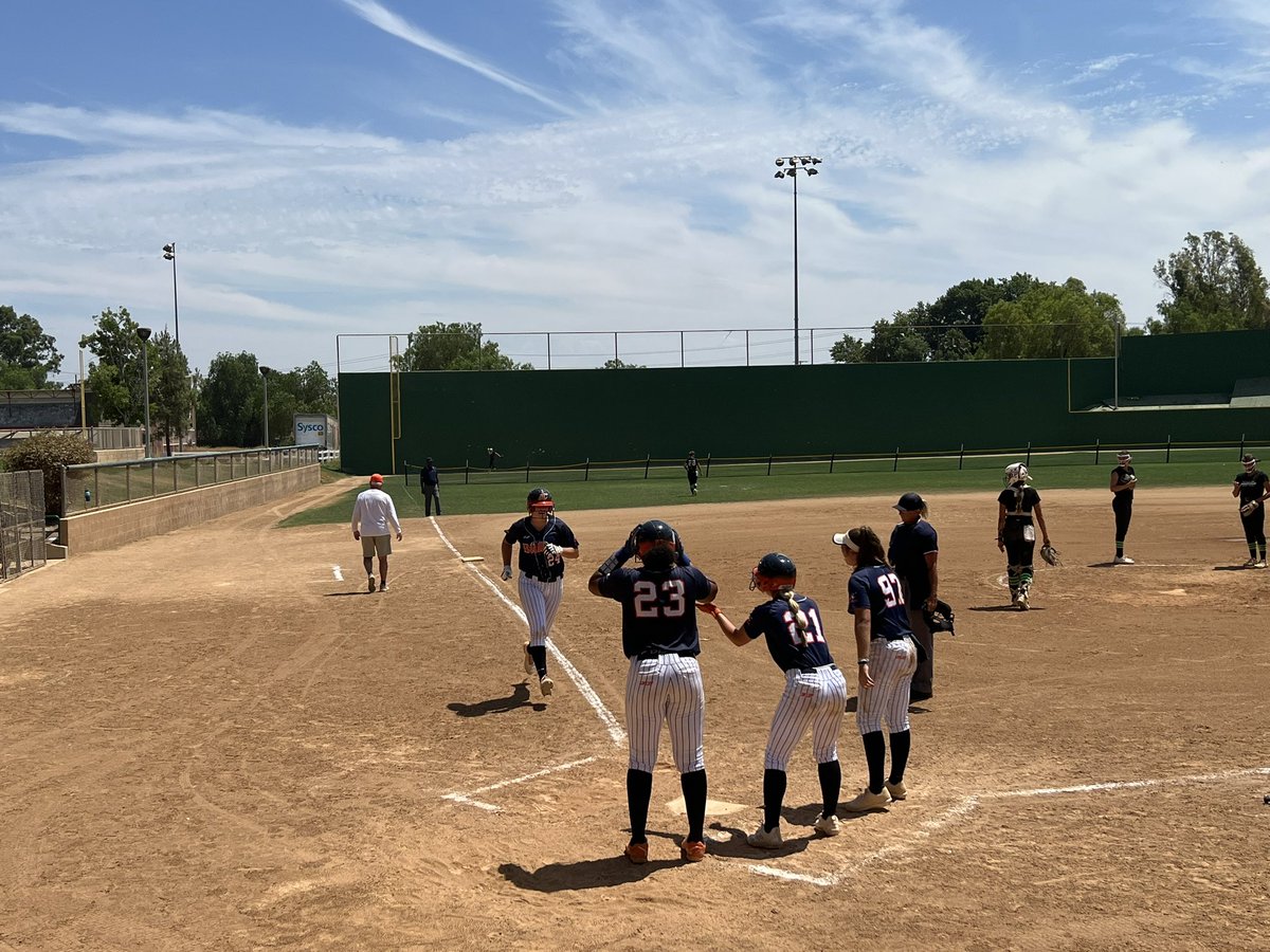 ecb18uSchnute's tweet photo. YES WE DID! Big 2nd inning with 3 💣💣💣in a row!!!!!! It’s 8-0 after 2 with 7 hits and 8 runs in the 2nd!! Fireworks brought to you by @SageRodmyre @LLandmesser2023 and @KaileyMartin8! @EastCobbBullets @OhioStateSB @AGLSoftball @thealliancefp https://t.co/knludyFBjj