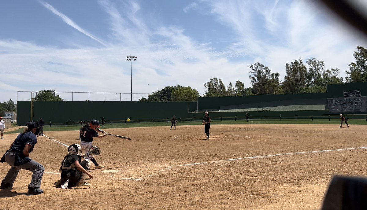 ecb18uSchnute's tweet photo. YES WE DID! Big 2nd inning with 3 💣💣💣in a row!!!!!! It’s 8-0 after 2 with 7 hits and 8 runs in the 2nd!! Fireworks brought to you by @SageRodmyre @LLandmesser2023 and @KaileyMartin8! @EastCobbBullets @OhioStateSB @AGLSoftball @thealliancefp https://t.co/knludyFBjj