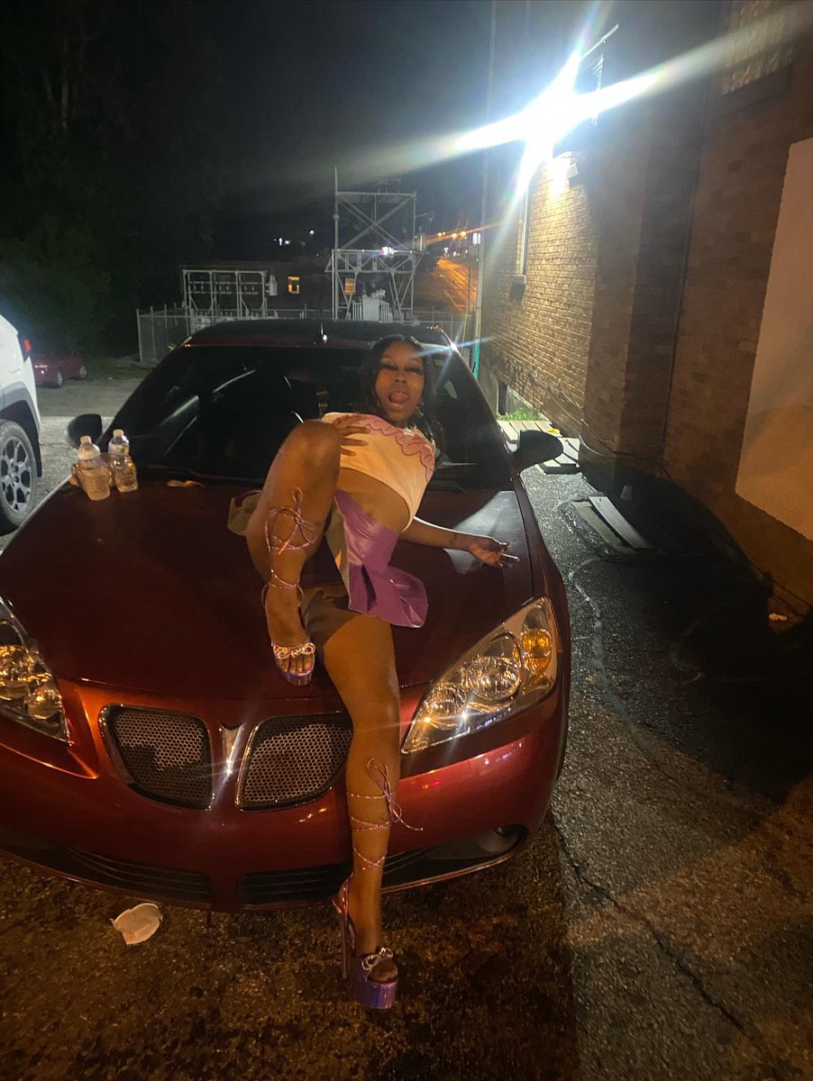Slaaaaayyyyy's tweet photo. Barbie Meets The Nightlife 🌚🦄 
IG : petite.treaat https://t.co/uo07mIyiUC