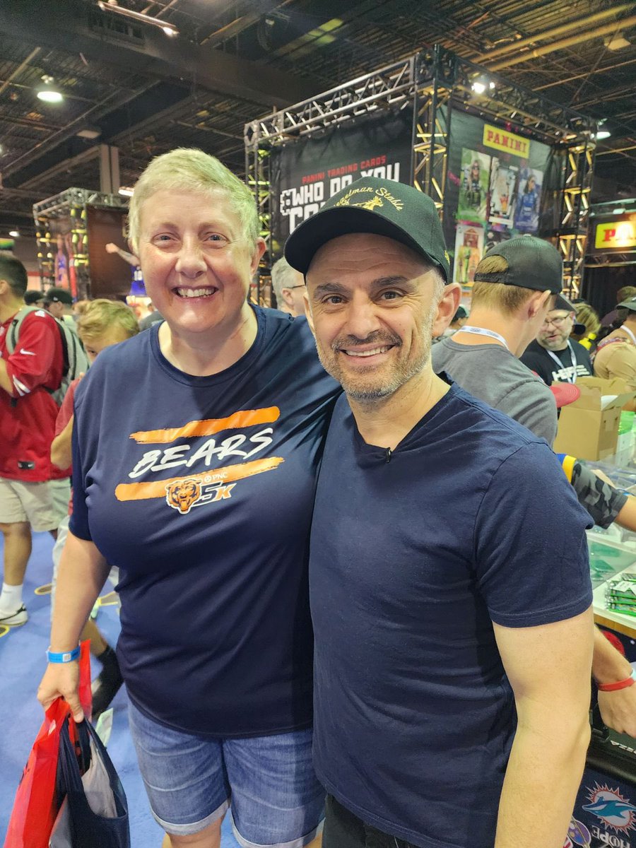 Kel_Sonic's tweet photo. @garyvee Thanks for the auto and picture!  Also got some @veefriends cards to start my collection!  #bestday https://t.co/PjJsXuBalC