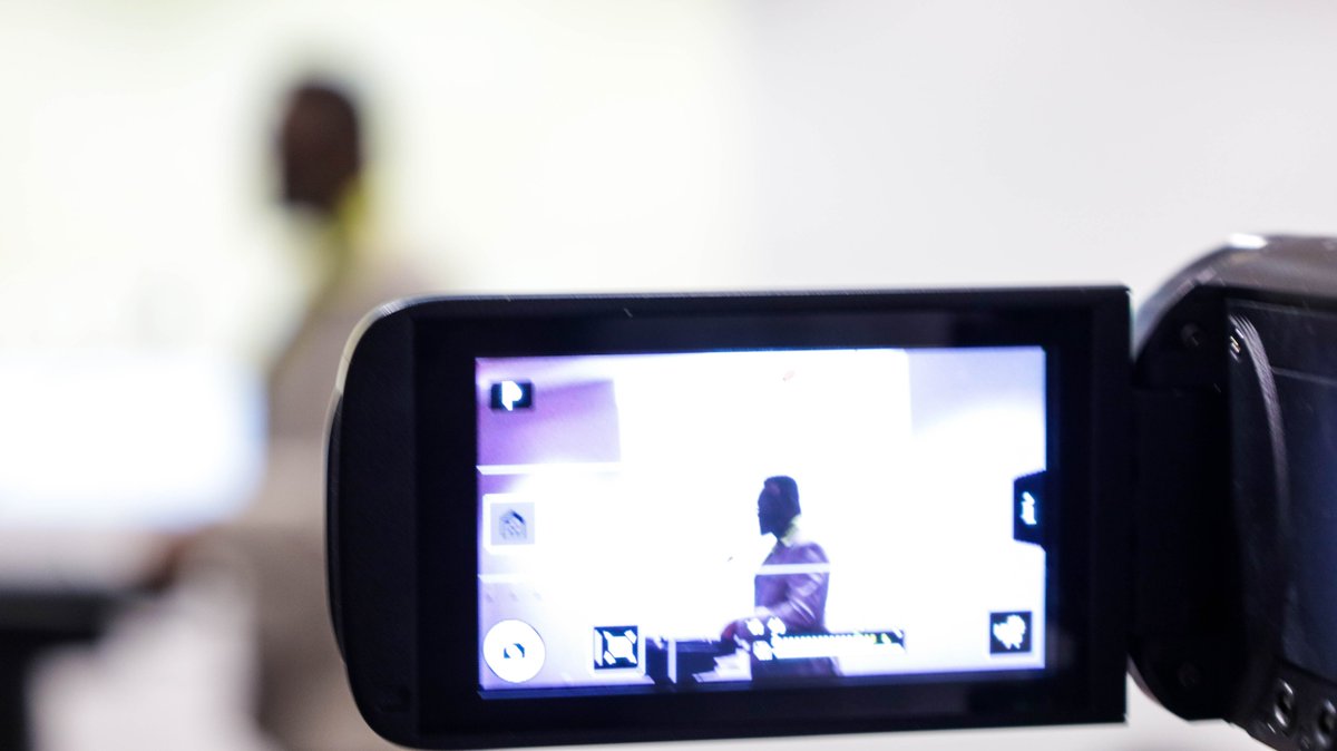 Godshousecc's tweet image. 🌍 Don't conform to this world's norms, but let your mind be renewed! Embrace change, seek growth, and be your unique self. 🌱 
#TransformYourMind #BeDifferent #EmbraceChange #RenewYourself #Refocus #GodsHouseCC #EveryoneIsWelcome #SVL #GVL