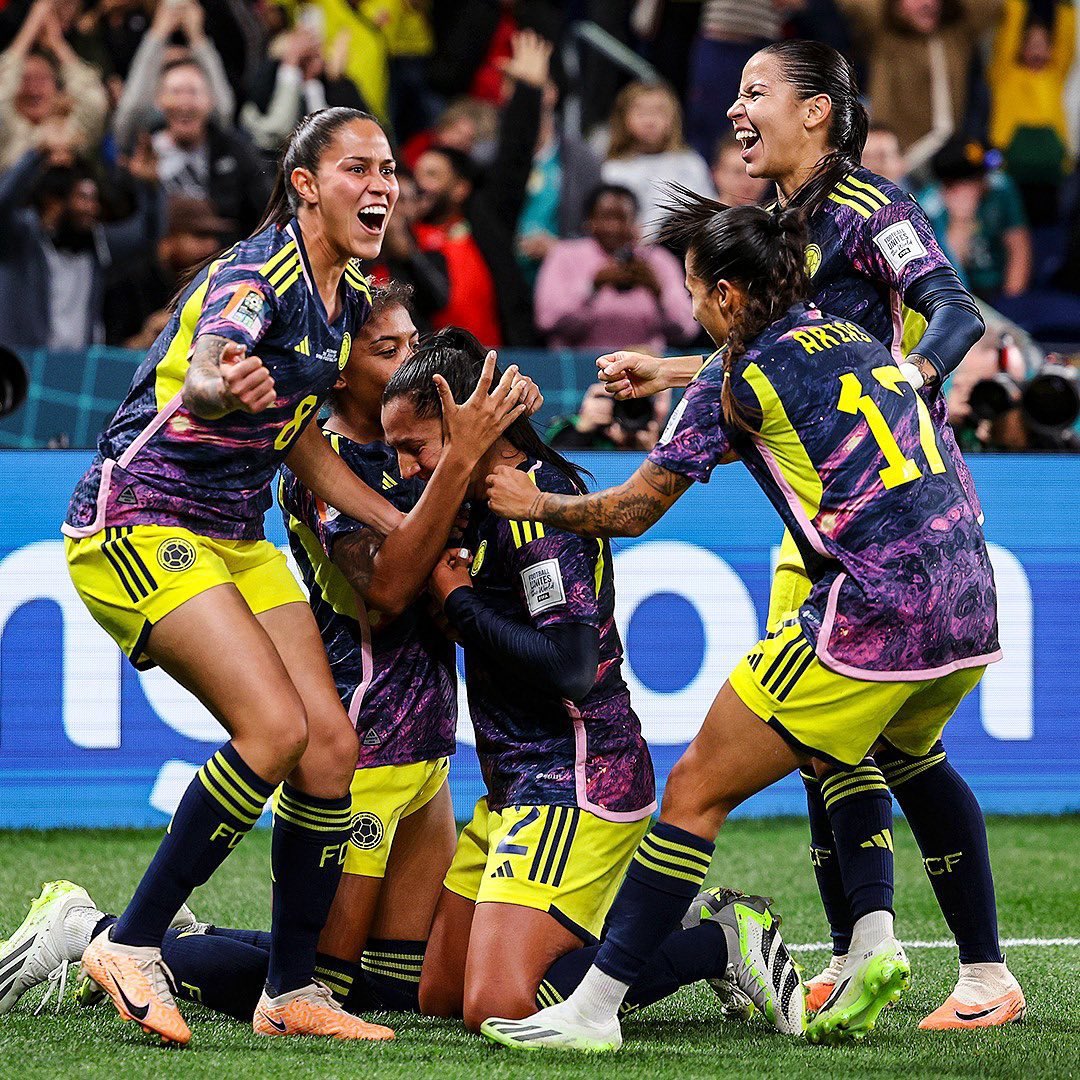 shakira's tweet image. Dios! Que orgullosa estoy de mi equipo! 😍🔥🔥🔥

📸 @FCFSeleccionCol