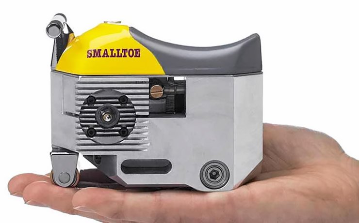CryptoMotoApp's tweet photo. The SMALLEST functional MOTORCYCLE in the world is called ‘Smalltoe’. It was built by Tom Wiberg, from Sweden in 2003 standing 2.55 inches tall and weighing a mere 2.4 pounds. Did you know it? 😱
#CryptoMotoApp #HistoricFact #Japanesemotorcycle #BIkerLife #motorcycle #rider https://t.co/3wB1zMWm6y