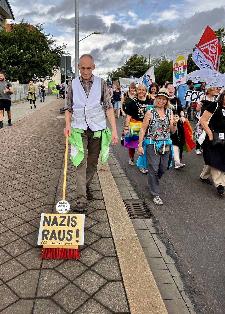 ottopflanzt's tweet photo. Mit einem breitem Bündnis aus der Zivilbevölkerung waren wir gestern mit ca. 2500 Menschen in der @Ottostadt auf der Straße für Demokratie, ein weltoffenes Magdeburg &amp; gegen Faschismus! Wir haben uns gefreut, dass die Menschen mit kreativen, friedlichen Protestformen dabei waren. https://t.co/9gr26FE8HZ