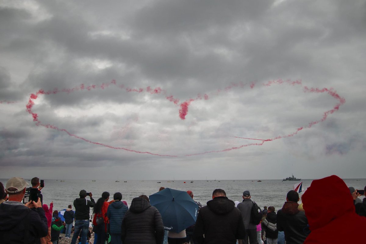 The @rafredarrows paying tribute to #SineadOConner today at the #BrayAirDisplay