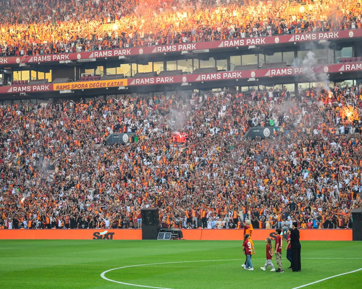 #YıldızlarGecesi 💫

𝐌𝐀𝐔𝐑𝐎 𝐈𝐂𝐀𝐑𝐃𝐈! 🦁