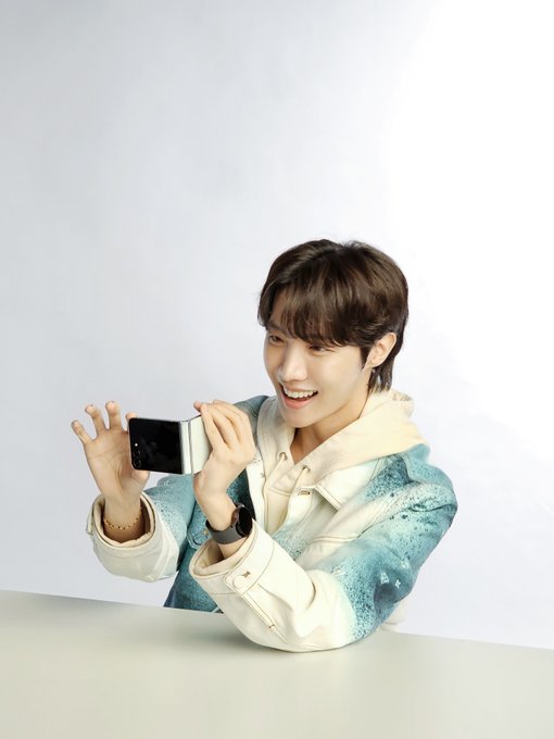 SugArmy__2013's tweet photo. @SamsungMobile for #JHOPE of @BTS_twt my sunshine miss you 💜😢😊 #JHOPE #galaxy https://t.co/xapXNLefUq