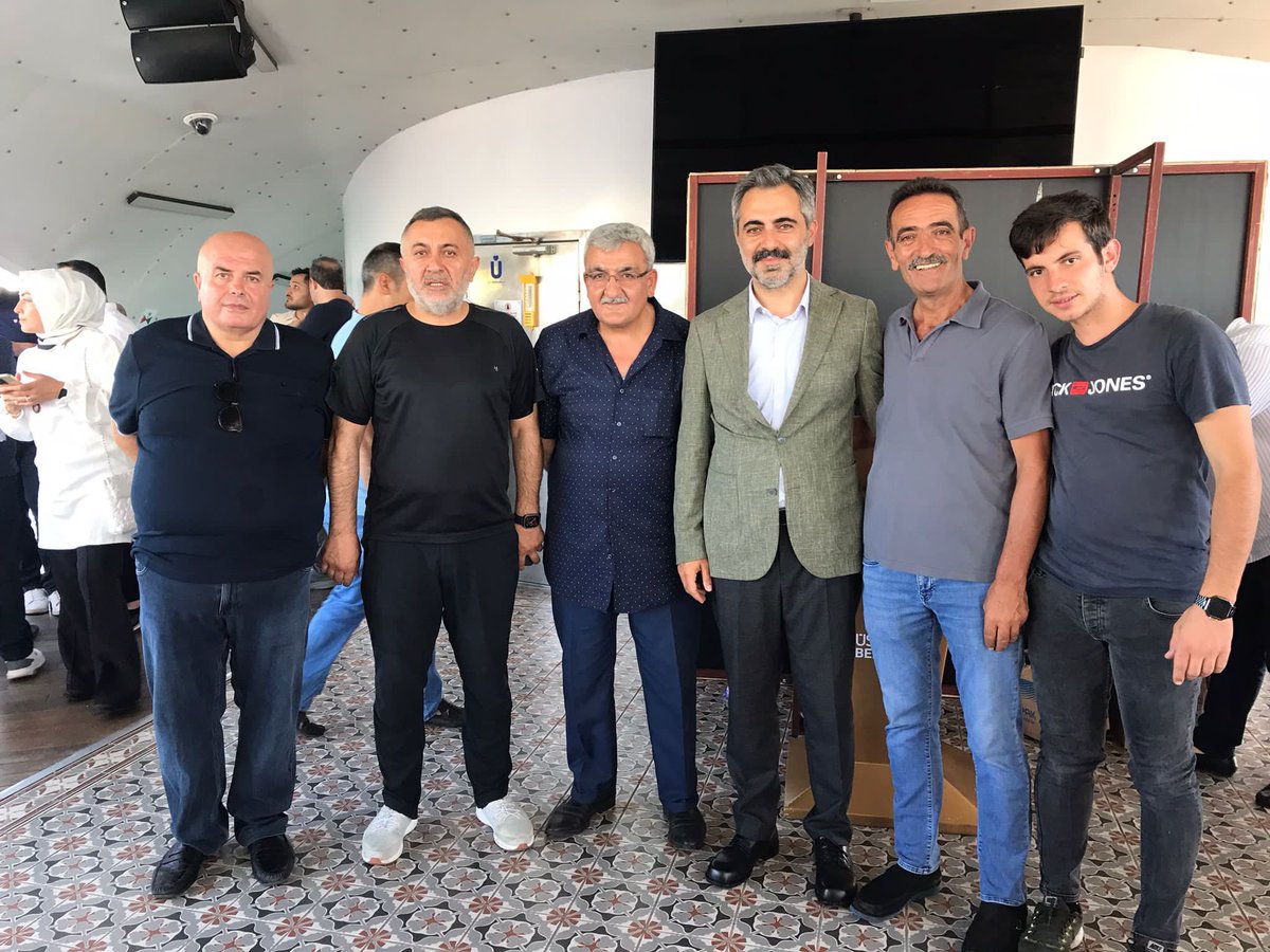 Akferhatpasagnl's tweet photo. İlçe başkanımız Sn @burakcifci34,
İlçe teşkilat başkanımız @halilibrahimYZC,
Mah başkanımız @Mevlut2434 ve teşkilat mensuplarımız ile birlikte 
Valide Sultan Gemisindeyiz 🛳️

Türkiye Yüzyılın’da da durmak yok yola devam 🇹🇷

@atasehirakparti 👏 https://t.co/0ottYlBvMv