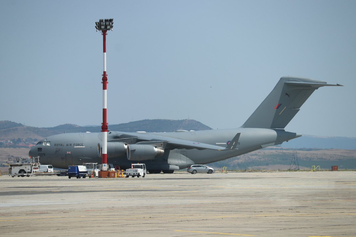 josviaque's tweet photo. 🇬🇧 Brytyjski #Boeing #C17 #Globemaster III, samotność wśród cywilów. 😉 #RAF #RoyalAirForce #GlobemasterIII #LBBG #BOJ #Burgas #Bułgaria #avgeek #planespotting https://t.co/cA8CQGBNG8