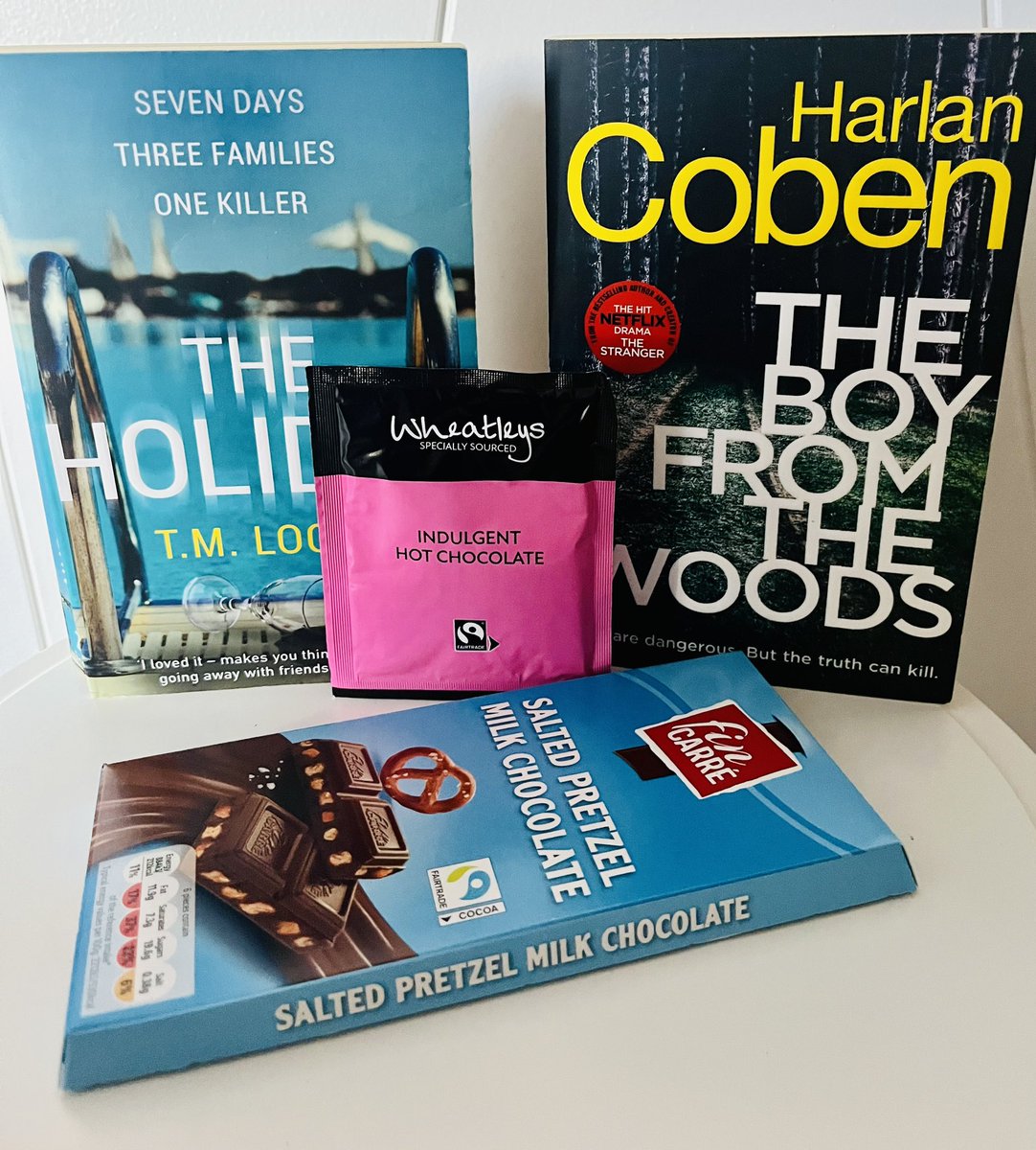 #Giveaway I mentioned ages ago I cleared ALL my books out, so have a few of these giveaways to do! Next up two of my preloved oldie but goodie beauts! To win, follow me, retweet and like this post ❤️📚 #BookTwitter #booktwt #Competition #freebies 
Closes 8pm 13 August