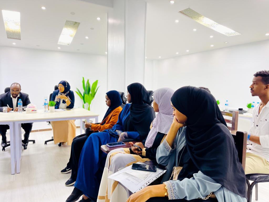 SafwacOrg's tweet photo. Waa kulan gaar ah oo ku soo dhawaynayay Samafale Cabdi Muuse Maaxaay oo ah safiirka bani’aadanimada.
كان لنا لقاء ترحيبي ومثمر مع الناشط الانساني ومحب الخير الأستاذ عبدي موسى ماحاي، حيث اعطانا من خبراته الحياتية والعملية في الأعمال الإنسانية. https://t.co/ZlDGwK7Zps