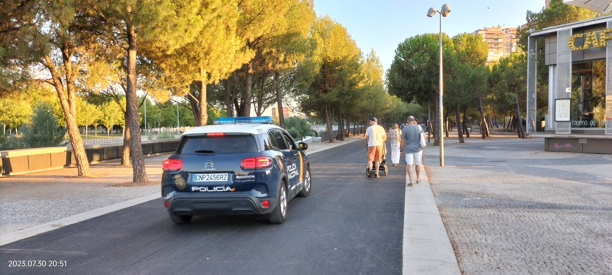 Atención Policía! No podéis apatrullar por zonas peatonales en coche, pues no debéis molestar a los paseantes con  vehículos a motor.  Valoro y agradezco al máximo vuestro trabajo pero tenéis piernas para andar, bicicletas, patinetes, patines y caballos, y todo esto sin motor.