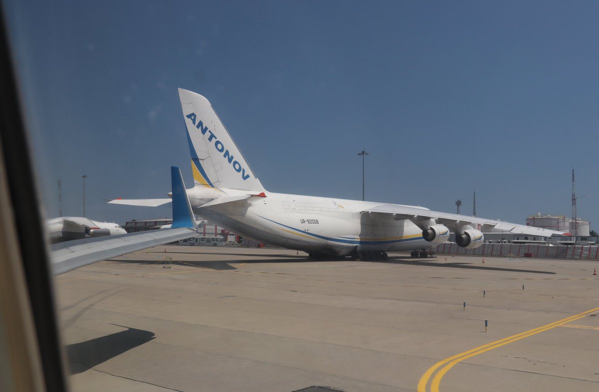 josviaque's tweet photo. Widok z okna. #Iljuszyn #Ił76 #Antonow #An124 #LBBG #BOJ #Burgas #Bułgaria #avgeek #planespotting https://t.co/FlMVmDp2dO