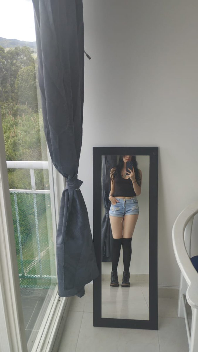 afcifuentesm's tweet photo. Mi novia me manda una foto que si esta bien pa vernos? Yo digo que esta demorada que cosita tan mamacita aunque se demoro mas vistiendose porque que rico eso va de una jajaja https://t.co/AinpfjsWmH