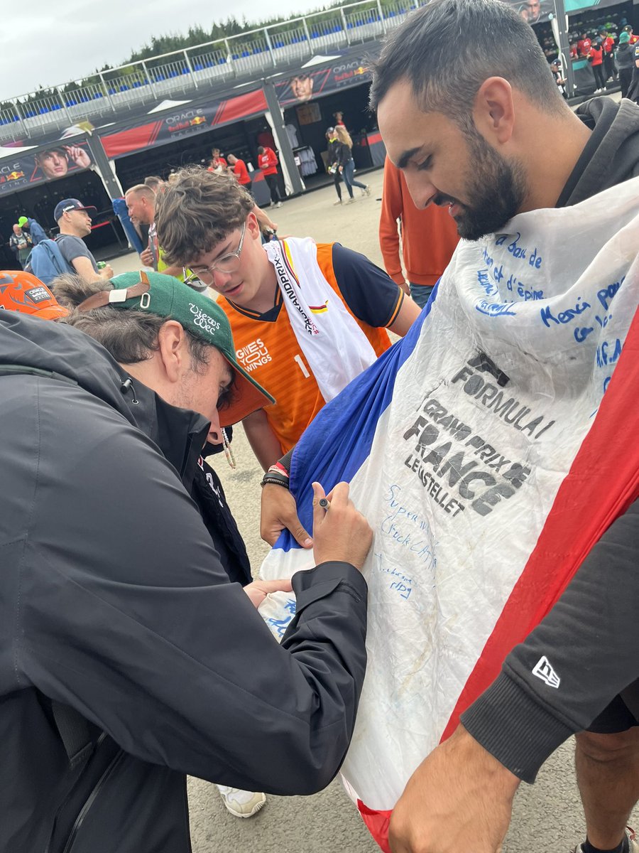 idreauTV's tweet photo. À bientôt la Belgique ! C’était top de tous vous rencontrer ! 🫶🏻🇧🇪 #BelgianGP https://t.co/DByWLsanbp
