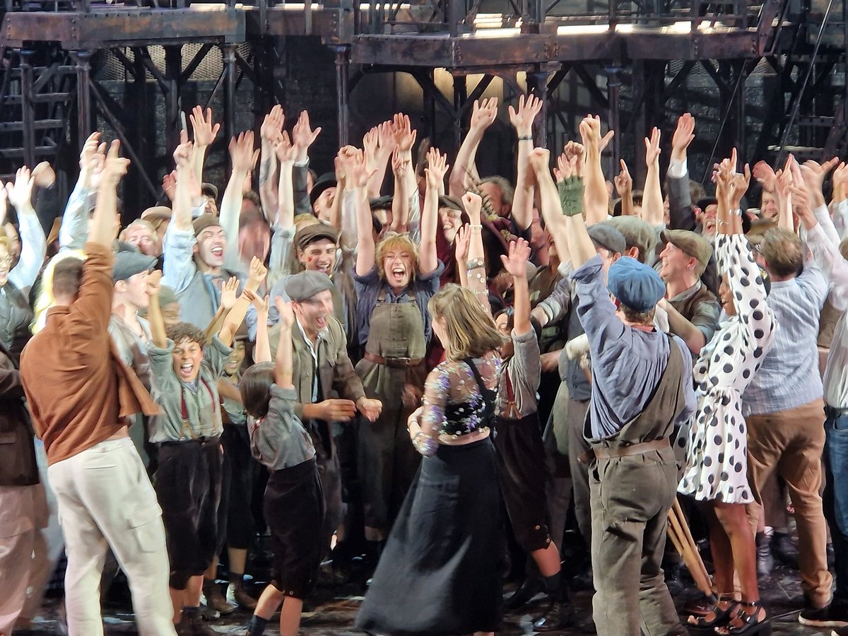 ATDazzles's tweet photo. What a show. Tonight and through the last 9 months it just kept getting better.
So happy @newsies_uk finally came to London. That cast, production and everything about it were flawless.
Can't wait for the show to come back somewhere next year. https://t.co/uedktZKj8i