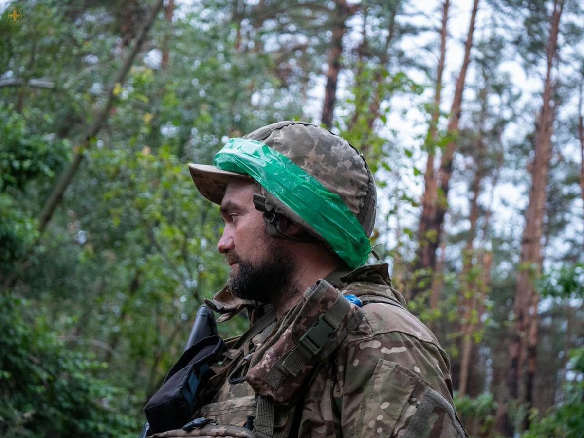 BohunBrigade's tweet photo. The moment when fighters return from trenches in full number and unharmed. Returning to the location, take off the armor and helmets, wash things, eat hot food and rest - these are little joys of war. https://t.co/aj3uG4wuPx