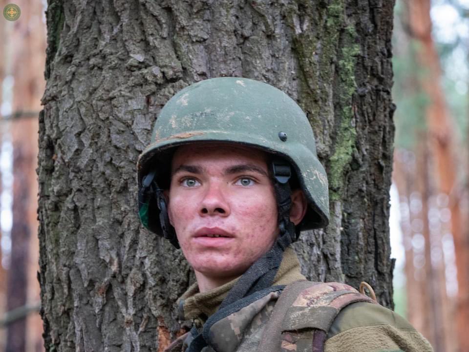 BohunBrigade's tweet photo. The moment when fighters return from trenches in full number and unharmed. Returning to the location, take off the armor and helmets, wash things, eat hot food and rest - these are little joys of war. https://t.co/aj3uG4wuPx