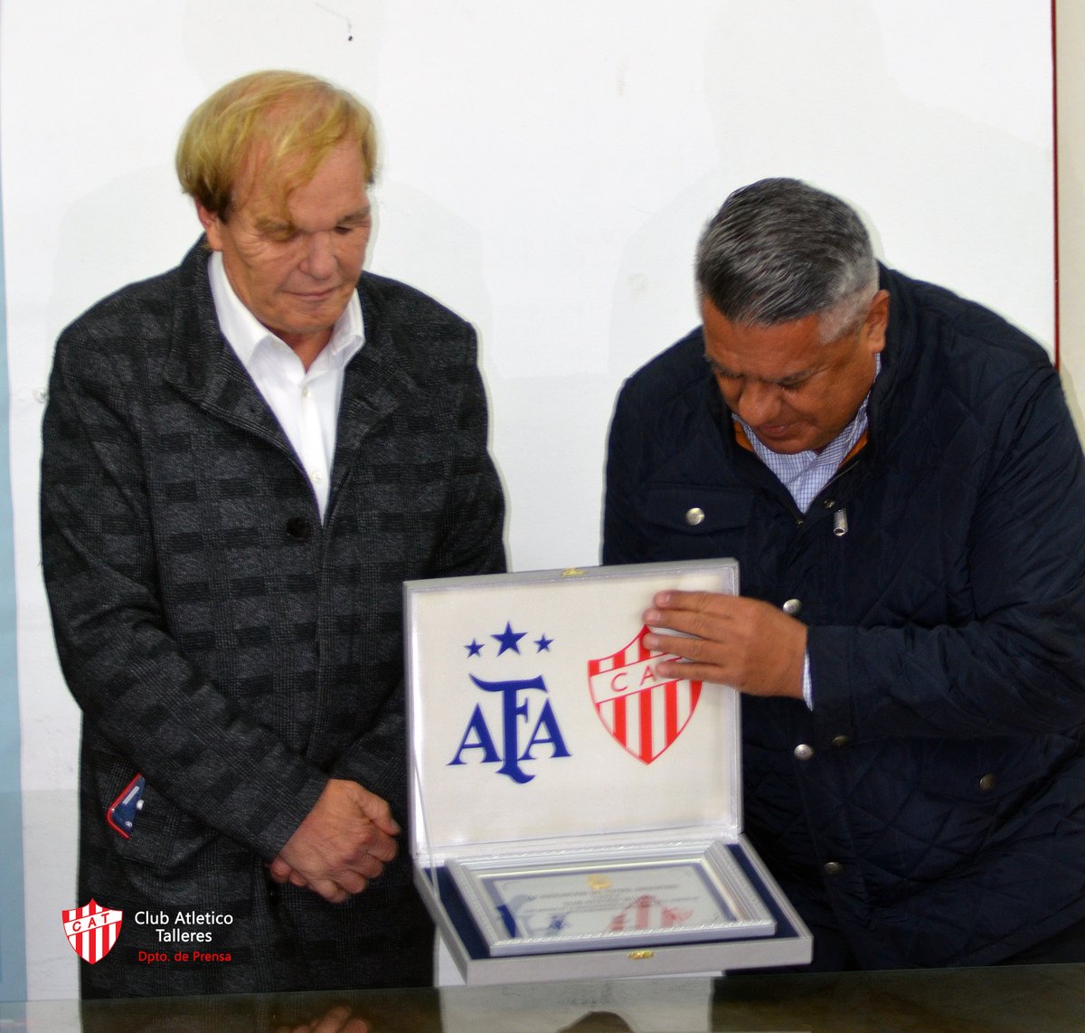 ClubTalleresOk's tweet photo. #Institucional 

En la previa de la inauguración recibimos la visita de @tapiachiqui presidente de @afa y el querido @javierzanetti 

El presidente Osvaldo Fernández, junto a directivos albirrojo y al ex-presidente Alejandro Taraborrelli  hicieron entrega de una plaqueta alusiva. https://t.co/ZH9iovJLt2