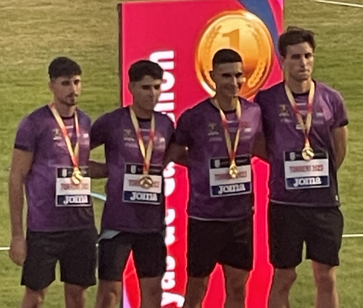 VContelles's tweet photo. Fotos realizadas con 20 años de diferencia.
El @atletismoplayas gana el campeonato de clubes de 4x100, como hace 20 años…y como curiosidad, lo han vuelto a hacer con 1 centésima de diferencia con el segundo clasificado.
@atletismoRFEA https://t.co/2HQjPltlHQ
